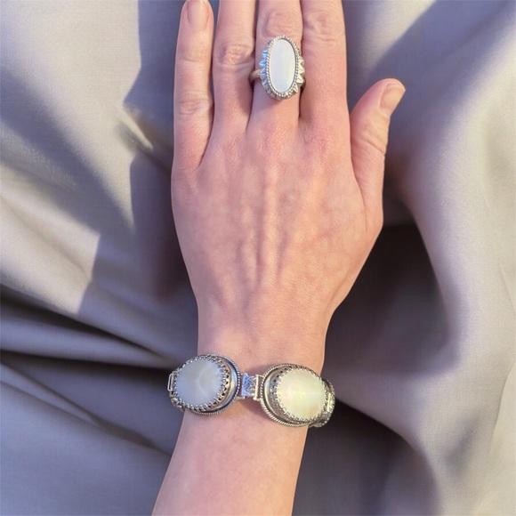 Vintage 1950’s “Whiting & Davis” Mother-of-Pearl Parure Jewelry Set - Picture 2 of 10